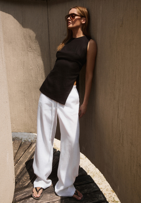 Organic linen top with side slit in black / 5