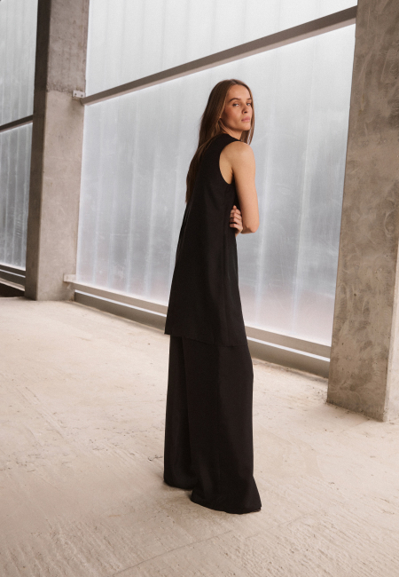Silk wide-leg pants in black / 4