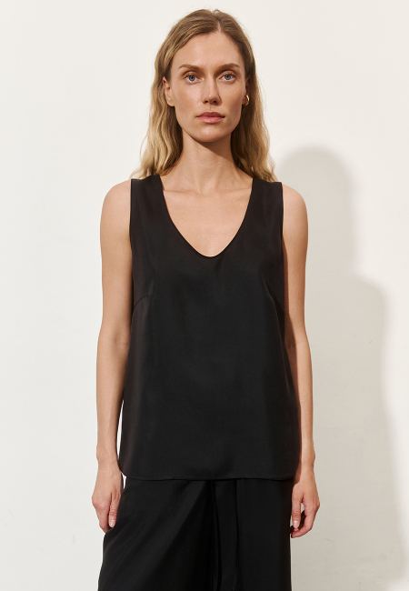 Шовковий топ в чорному кольорі  / 1