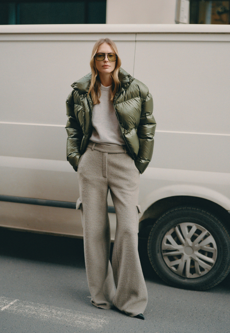 Glossy cropped puffer in khaki / 2