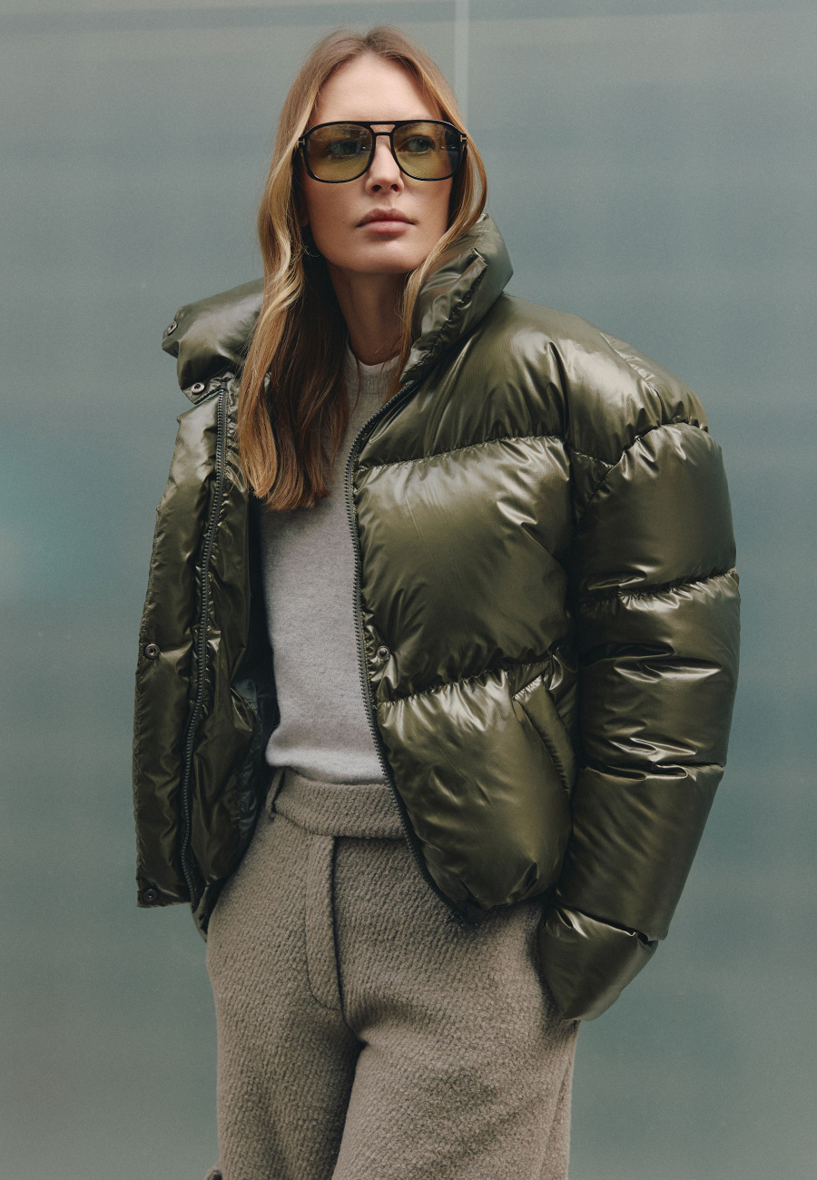Glossy cropped puffer in khaki / 1