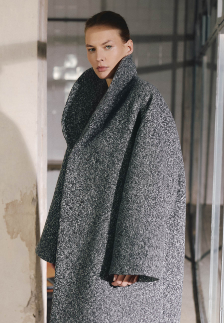 Opera wool stand-up collar coat in black and white / 1