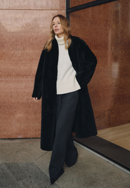 Long sheepskin coat in black / 1