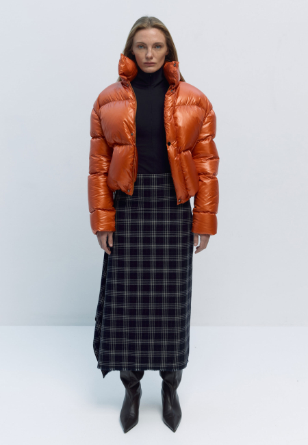 Glossy cropped puffer in brick red / 2