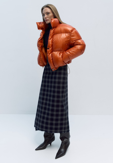 Glossy cropped puffer in brick red / 4