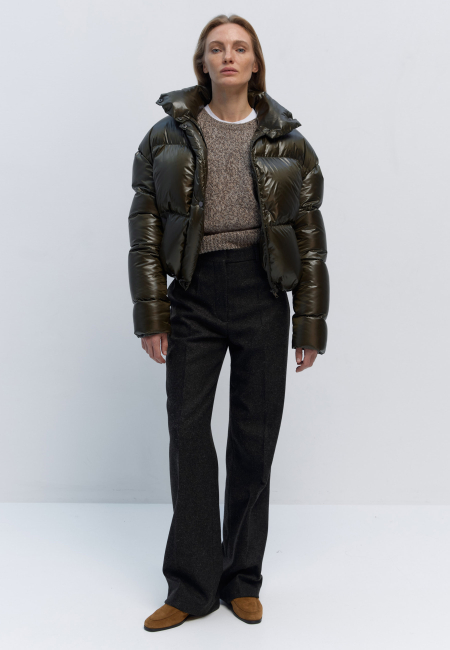 Glossy cropped puffer in khaki / 3