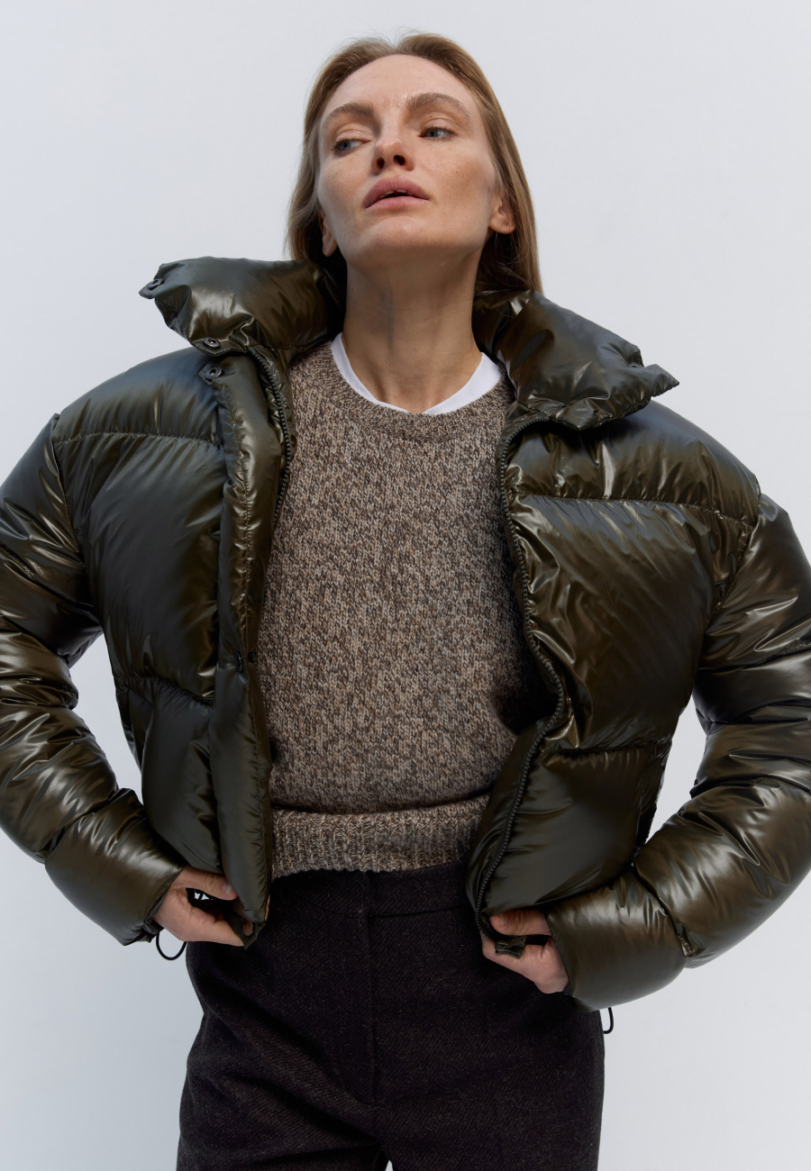 Glossy cropped puffer in khaki / 4