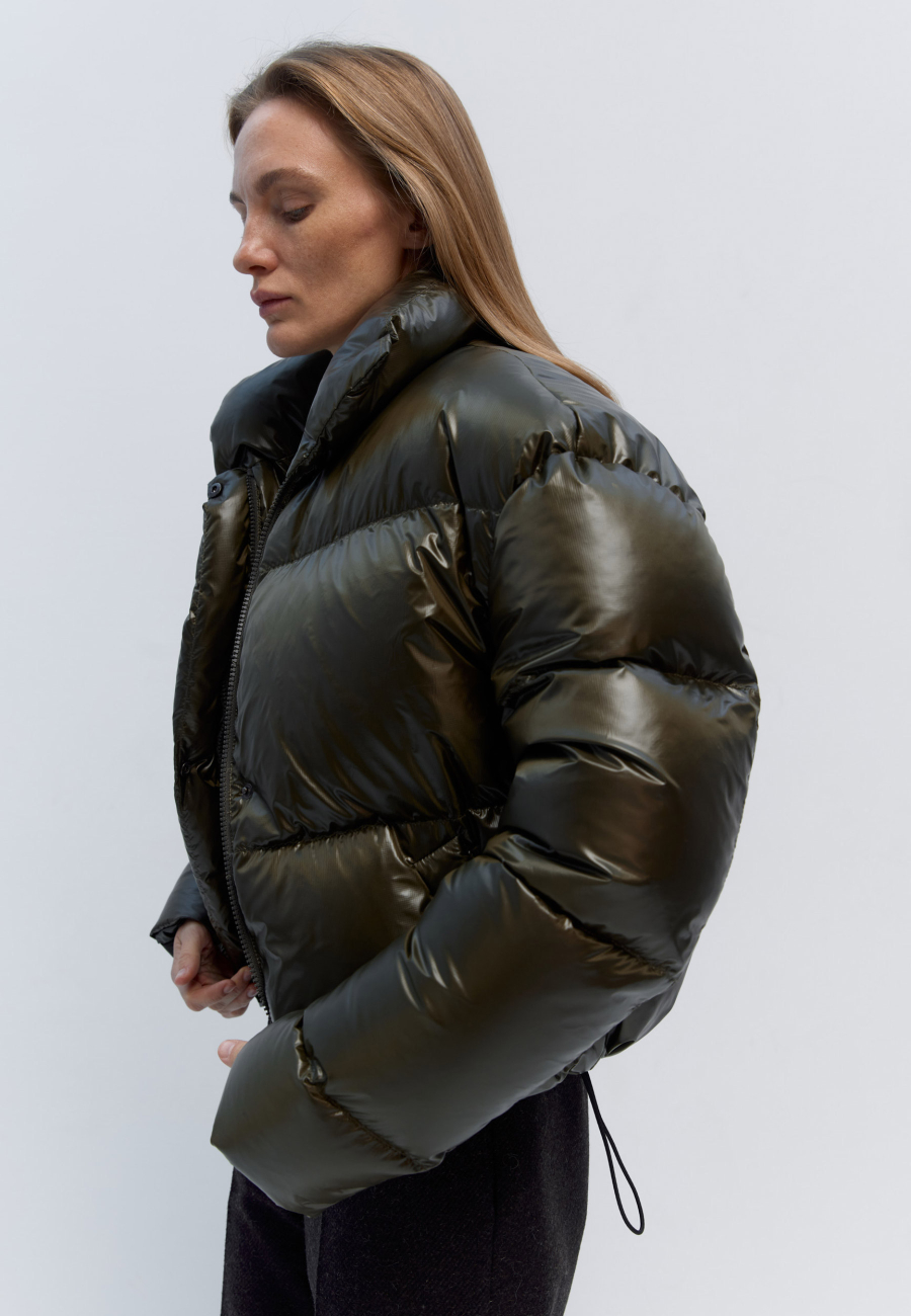 Glossy cropped puffer in khaki / 5