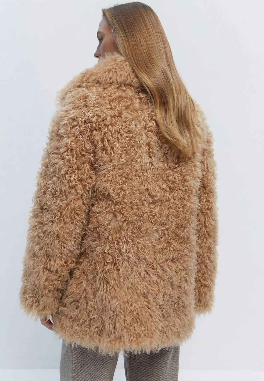 Curly sheepskin coat in beige / 4