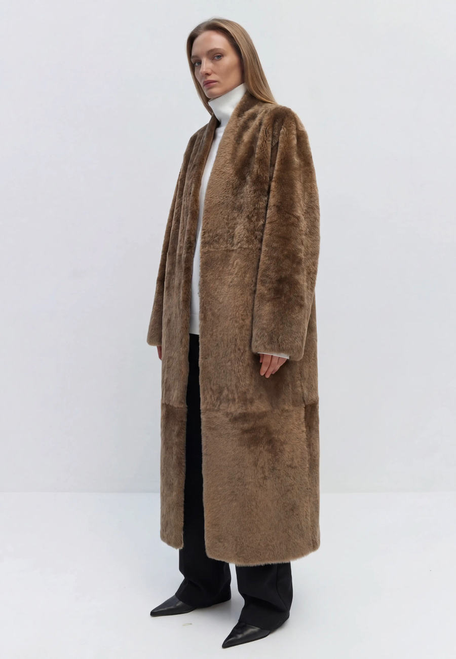 Long sheepskin coat in brown / 2